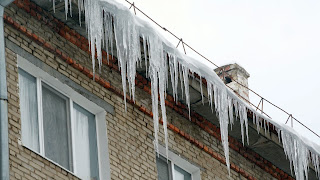Сосульки и снег на крышах –  серьёзная опасность!